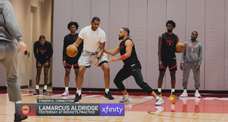  曾經(jīng)的苦主?。∽蛉瞻柕吕锲嬷笇?dǎo)火箭隊(duì)訓(xùn)練