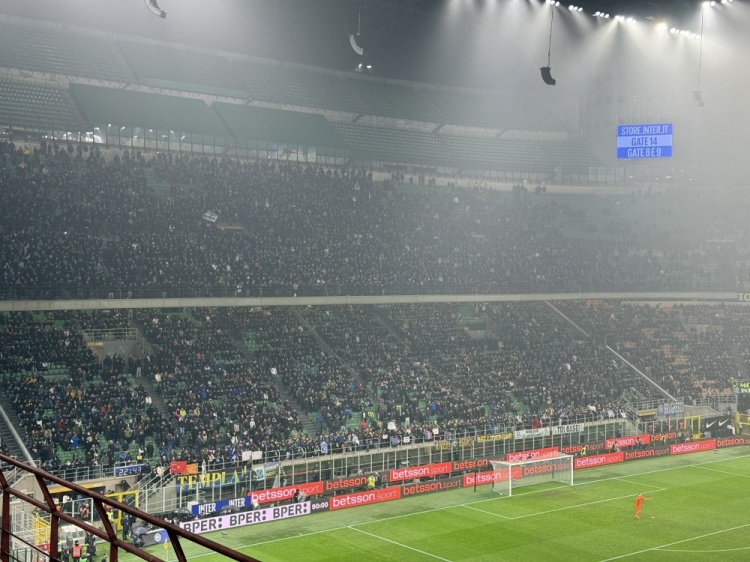  意杯再遇同城死敵！國米球迷嘲諷米蘭老板：別賣俱樂部，留下來