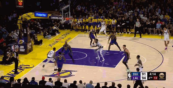  詹姆斯成功防守&快下卡位 東契奇心領神會送出助攻前者雙手暴扣