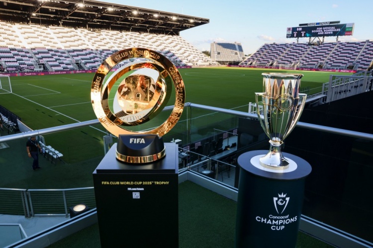  熠熠生輝！國際足聯(lián)官方曬照：世俱杯獎杯亮相邁阿密大通球場