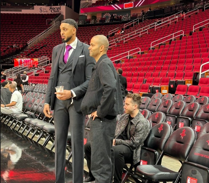  為球隊打氣！馬刺名宿帕克今天來到了豐田中心觀戰(zhàn)馬刺VS火箭