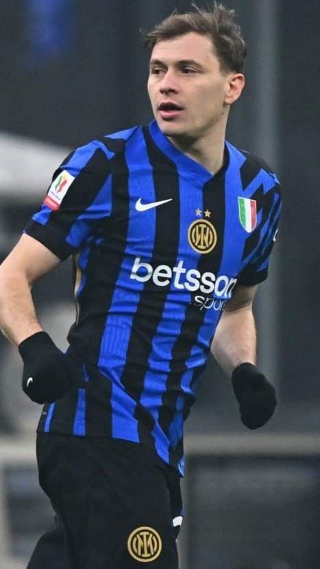  在周中意大利杯比賽，國(guó)米球員巴雷拉球衣胸前的隊(duì)徽印反了