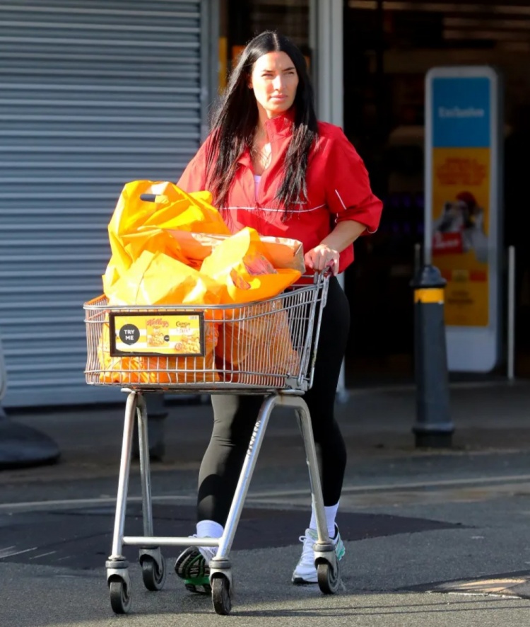  太陽(yáng)報(bào)：沃克妻子被拍到在當(dāng)?shù)爻匈?gòu)物，她未佩戴婚戒