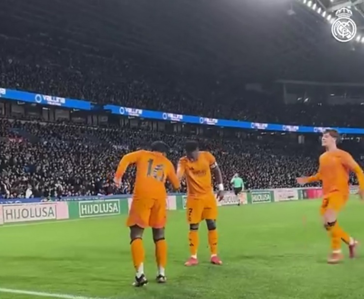  國王杯戰(zhàn)勝皇家社會，恩德里克進球后與維尼修斯握手慶祝