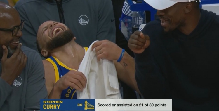  挑大梁！首節(jié)庫(kù)里12分4助 全隊(duì)30分中21分和他直接有關(guān)