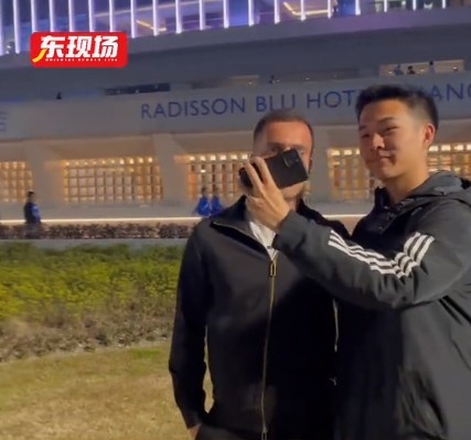  塞爾吉尼奧現(xiàn)身上海八萬人體育場，并與球迷親切打招呼合影