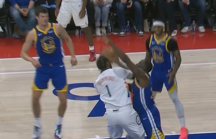  這下挺狠的！德拉蒙德肘翻追夢(mèng)被吹進(jìn)攻犯規(guī) 裁判回看后沒(méi)有升級(jí)