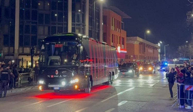  宣泄不滿！AC米蘭大巴抵達圣西羅時遭球迷噓聲 球迷延遲入場抗議