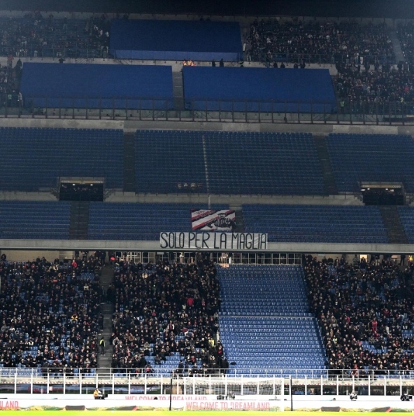  記者：米蘭球迷上半場(chǎng)持續(xù)高歌抗議高層，中場(chǎng)休息爆發(fā)巨大噓聲