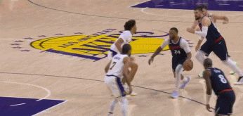  被打得不輕！海斯貼防鮑威爾被肘到 彎腰好像還吐了一口