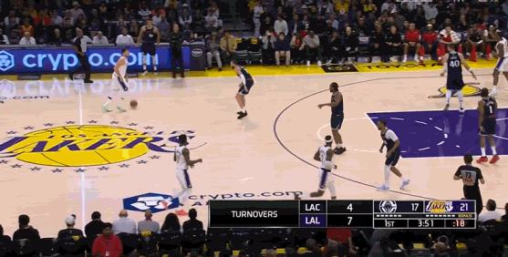  東契奇迎著科菲撤步三分再中后不斷示意泰倫-盧：來！繼續(xù)包夾我