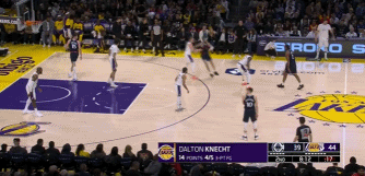  軍訓(xùn)不停！小卡秀各種干拔頻頻命中 個(gè)人已經(jīng)得到15分