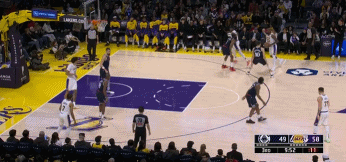  這老頭！詹姆斯翻身后仰跳投+接?xùn)|契奇?zhèn)髑蜻B得4分打停快船