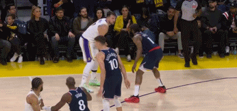  東契奇突破失衡拋投命中造成犯規(guī) 哈登攤開雙手非常詫異!