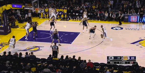  懊惱！詹姆斯突分再次出現(xiàn)失誤 隨后一直錘自己腦袋+示意該投籃的