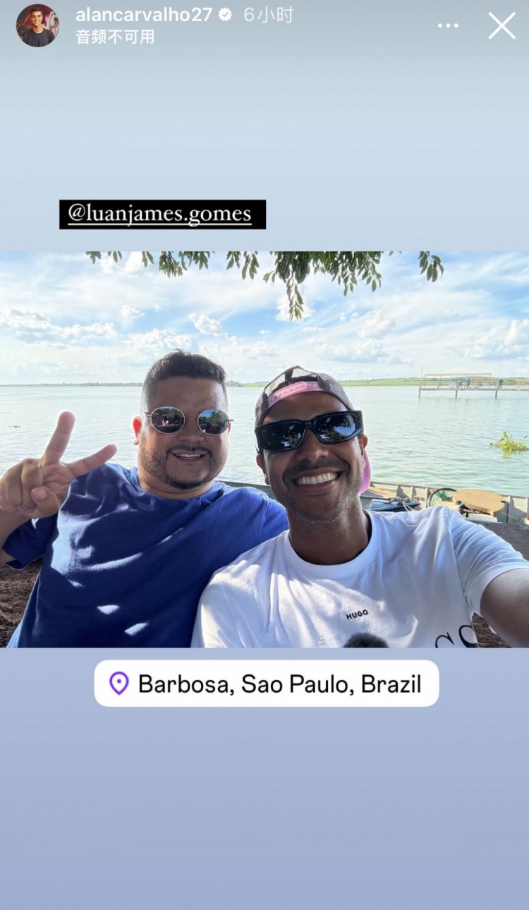  享受假期生活，阿蘭與友人在旅游勝地巴爾博薩市合影