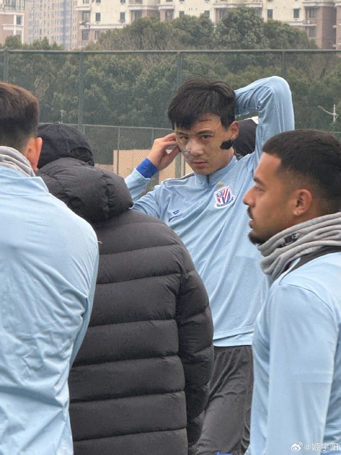  媒體人：申花后衛(wèi)蔣圣龍鼻梁骨裂，明天將戴著面具登場(chǎng)