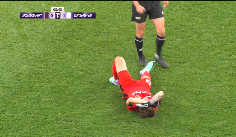  開場9分鐘傷退！傅歡回傳后倒地，無法堅持被換下場