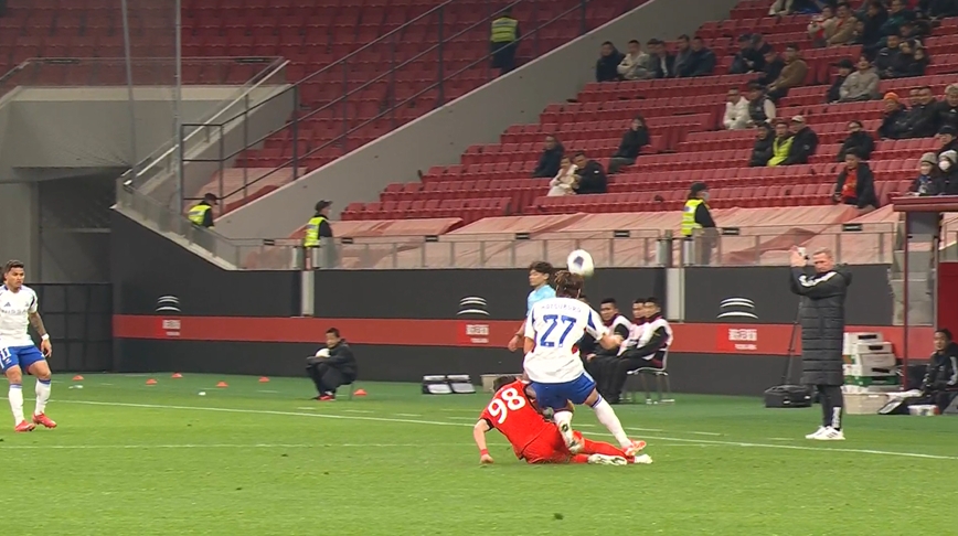  動作有點大！維塔爾側(cè)面飛鏟犯規(guī)，開場14分鐘染黃！