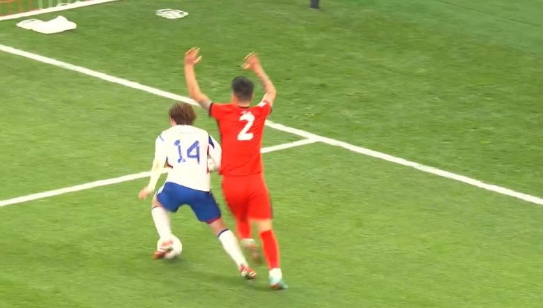  李昂被植中朝日切內(nèi)線不敢做動作，“高舉雙手”送對手下底倒三角