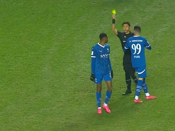  怒出黃牌拉都拉不?。●R寧疑似遭新月球員嘲諷，其補(bǔ)時(shí)判罰引爭(zhēng)議