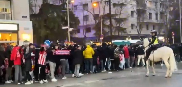  馬競球迷進(jìn)入伯納烏時(shí)向人群投擲雜物，導(dǎo)致安保對其進(jìn)行脫鞋檢查