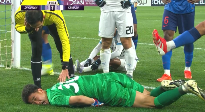  奮不顧身！鮑亞雄出擊救球被對方前鋒蹬到腹部，表情非常痛苦