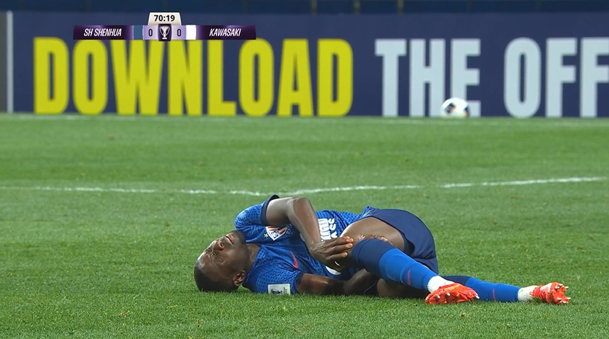  千萬不要有事??！阿馬杜拼搶中扭傷膝蓋，被擔架抬下場