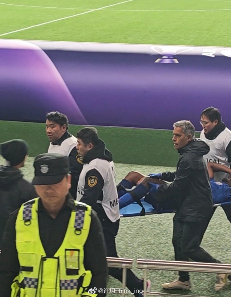 媒體人：非常不妙！離場時醫(yī)療主管羅賓用手扶著阿馬杜左膝