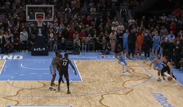  功虧一簣！鄧羅接球橫帶一步直接拔起三分命中 但無效&先踩線啦！