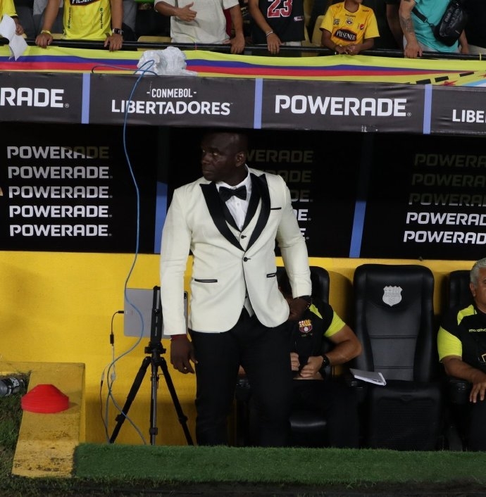  優(yōu)雅！“巴塞羅那”主帥卡斯蒂略一身盛裝，爆冷3-0大勝科林蒂安