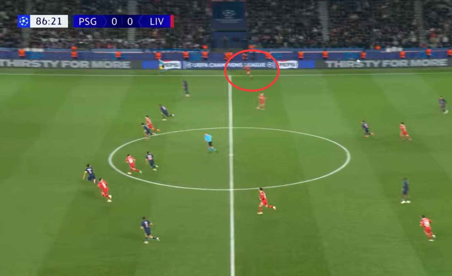  太賊了！埃利奧特走回己方半場(chǎng)并起跑，在門德斯盲區(qū)飛速插上絕殺