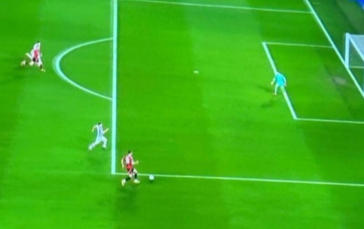  絕佳機會未傳球！霍伊倫比賽中向達洛特表達不滿，對方擊掌致歉