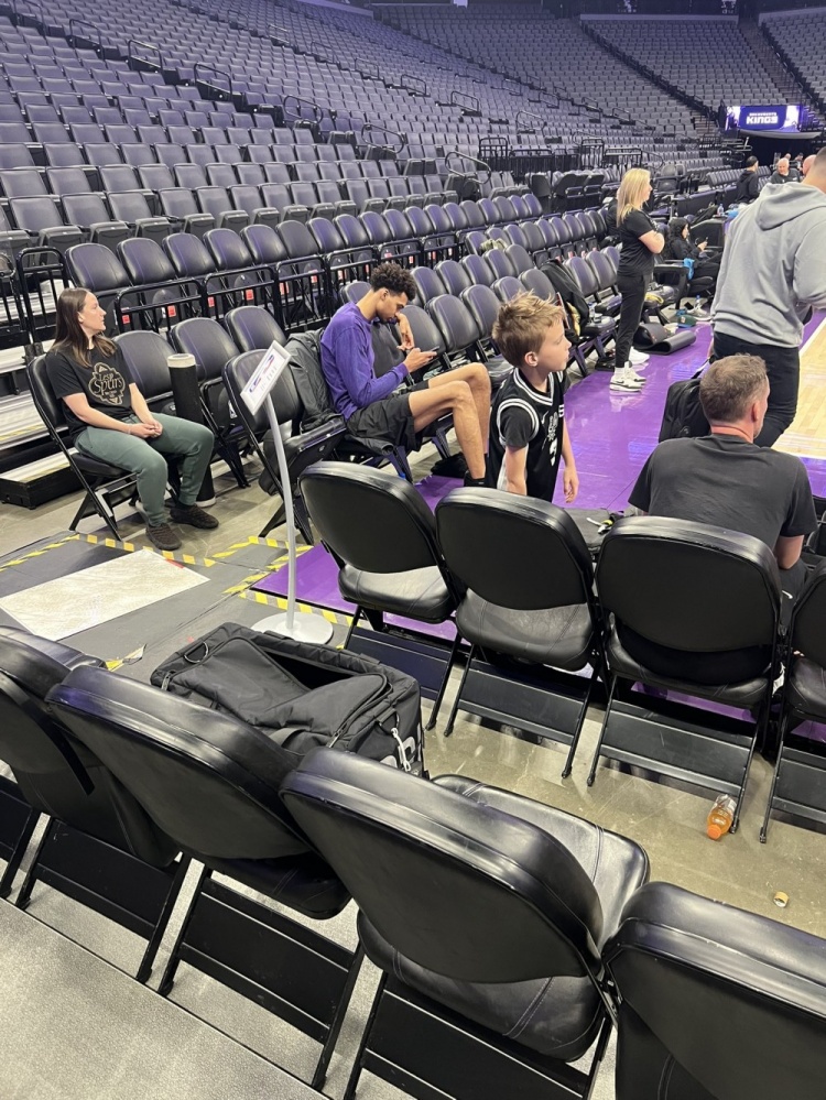  支持隊友！?？怂怪鼗厮_克拉門托 文班得到隊醫(yī)批準(zhǔn)后來到現(xiàn)場