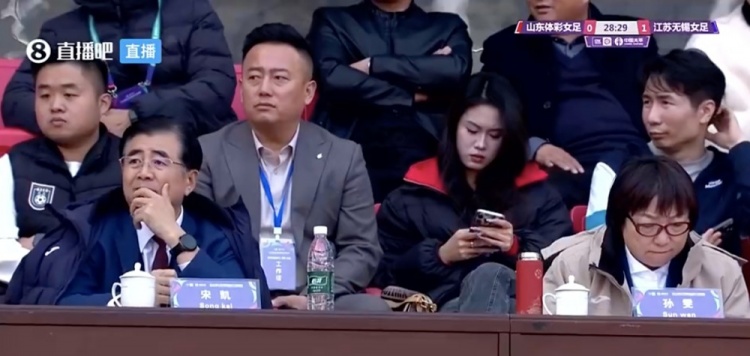  宋凱、孫雯現(xiàn)場觀看新賽季女超聯(lián)賽揭幕戰(zhàn)