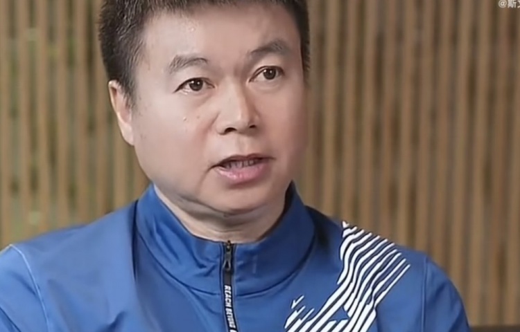  于根偉談巴頓踢右后衛(wèi)：選位還是有些高 一度未更好協(xié)助后場出球