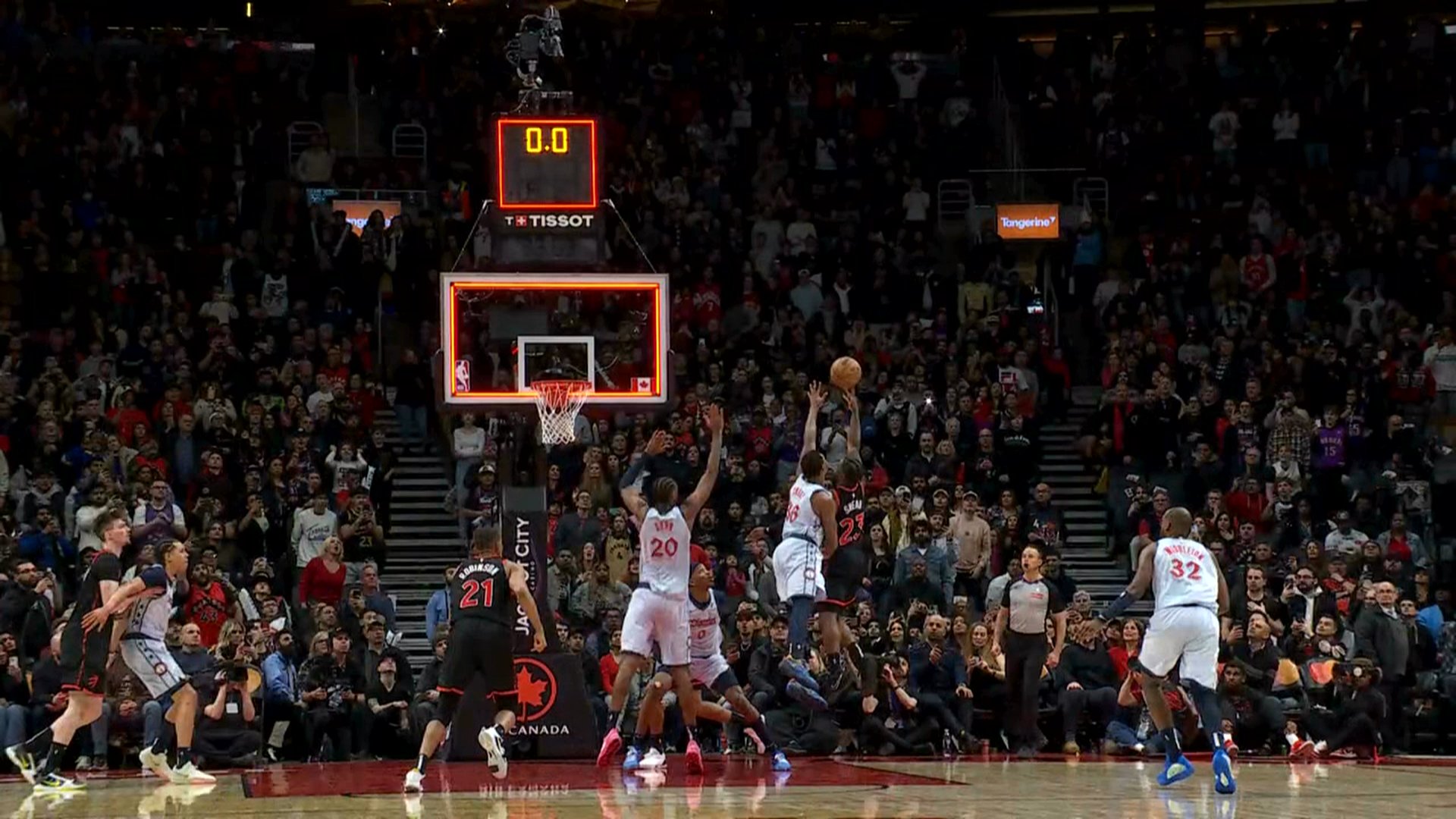  本來都在慶祝了！謝德舍身殺入內(nèi)線絕殺上籃打進 但回放確認超時