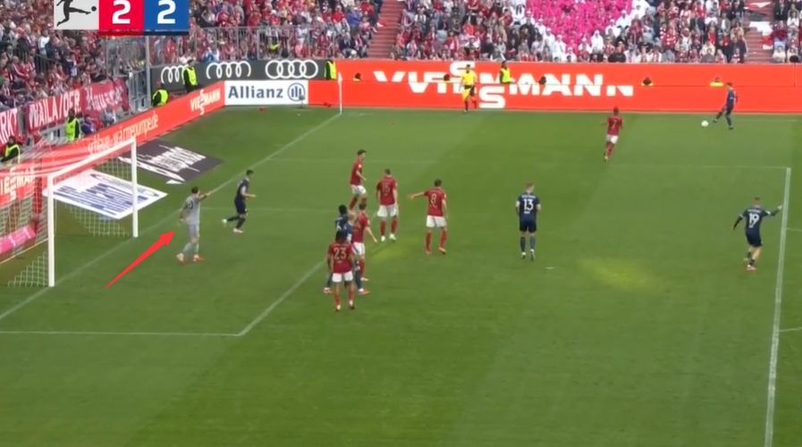  小孩哥心里苦！丟球前烏爾比希指出防守隱患，無人協(xié)防&博伊冒頂