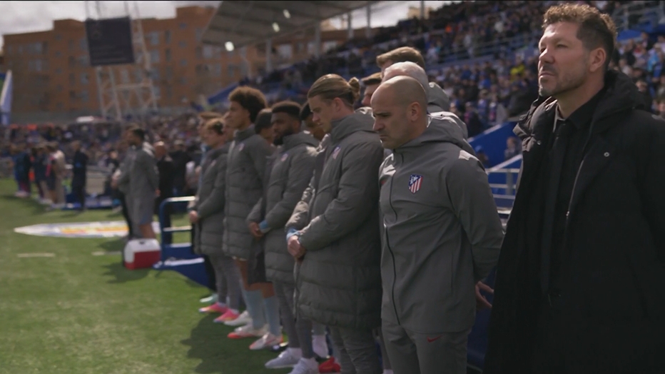  馬競(jìng)本輪西甲賽前，為去世的巴薩隊(duì)醫(yī)以及另一位裁判默哀一分鐘