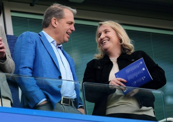  現(xiàn)場督戰(zhàn)，切爾西老板伯利與藍(lán)軍女足前主帥觀戰(zhàn)對陣萊斯特城