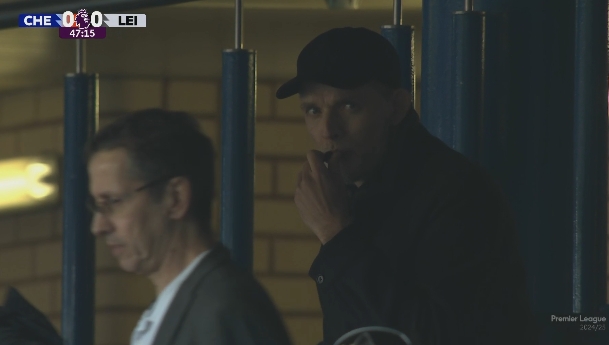  吃啥呢？圖赫爾觀戰(zhàn)老東家切爾西比賽，邊看邊從兜里掏零食