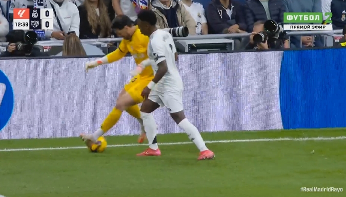  太夸張了吧！巴列卡諾門將想過維尼修斯，兩人角旗區(qū)PK了30秒！