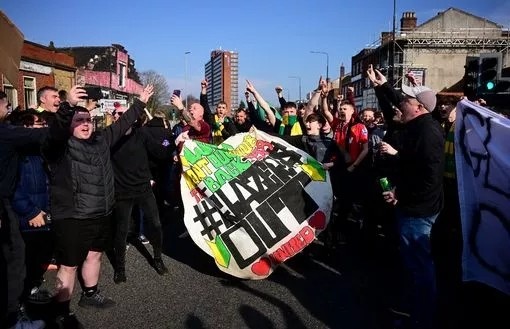  曼晚：約5000曼聯(lián)球迷賽前抗議格雷澤家族，打出多個標(biāo)語橫幅