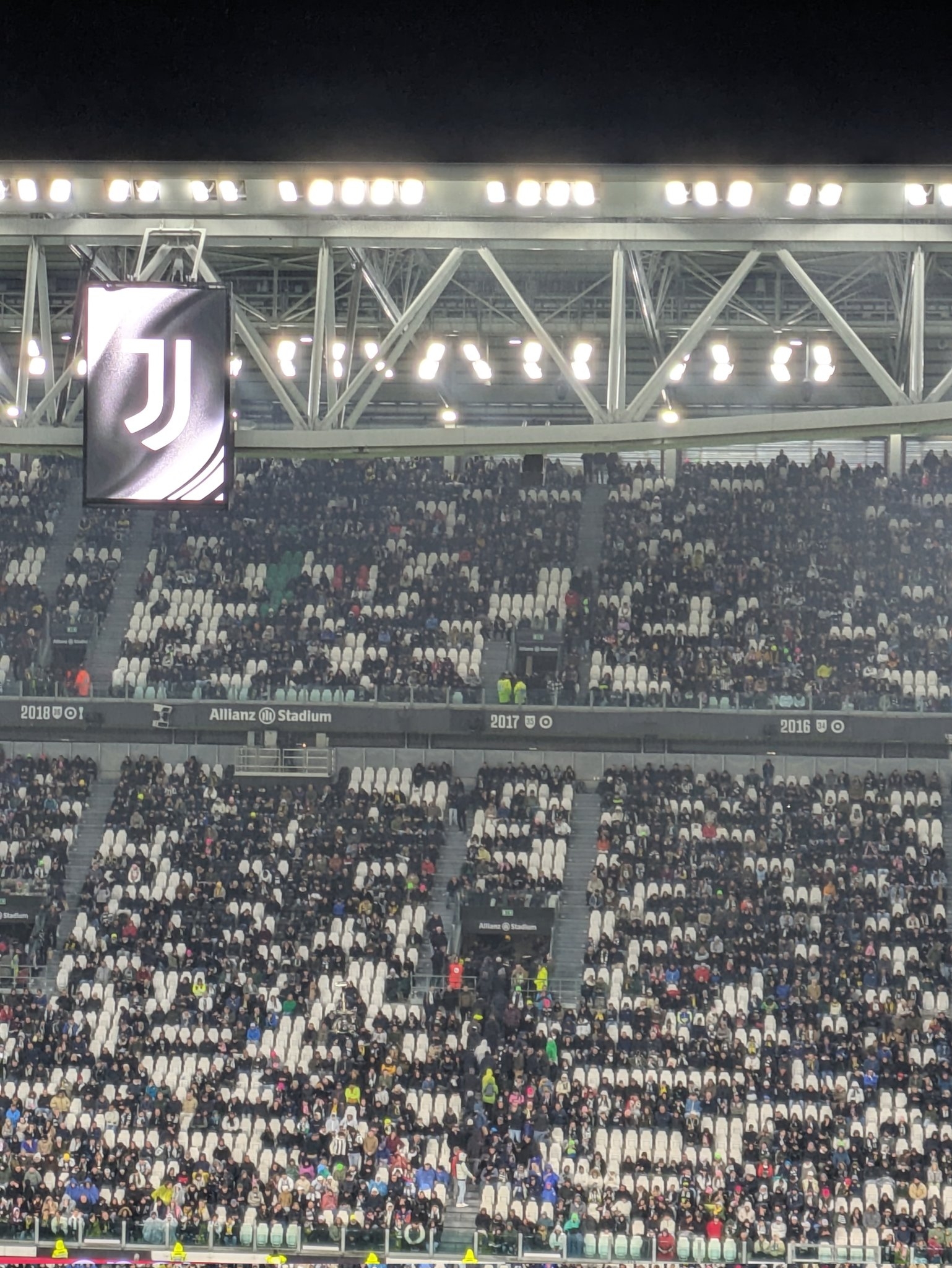  尤文主場球迷提前10多分鐘離場，并呼喊口號表達對球隊的不滿