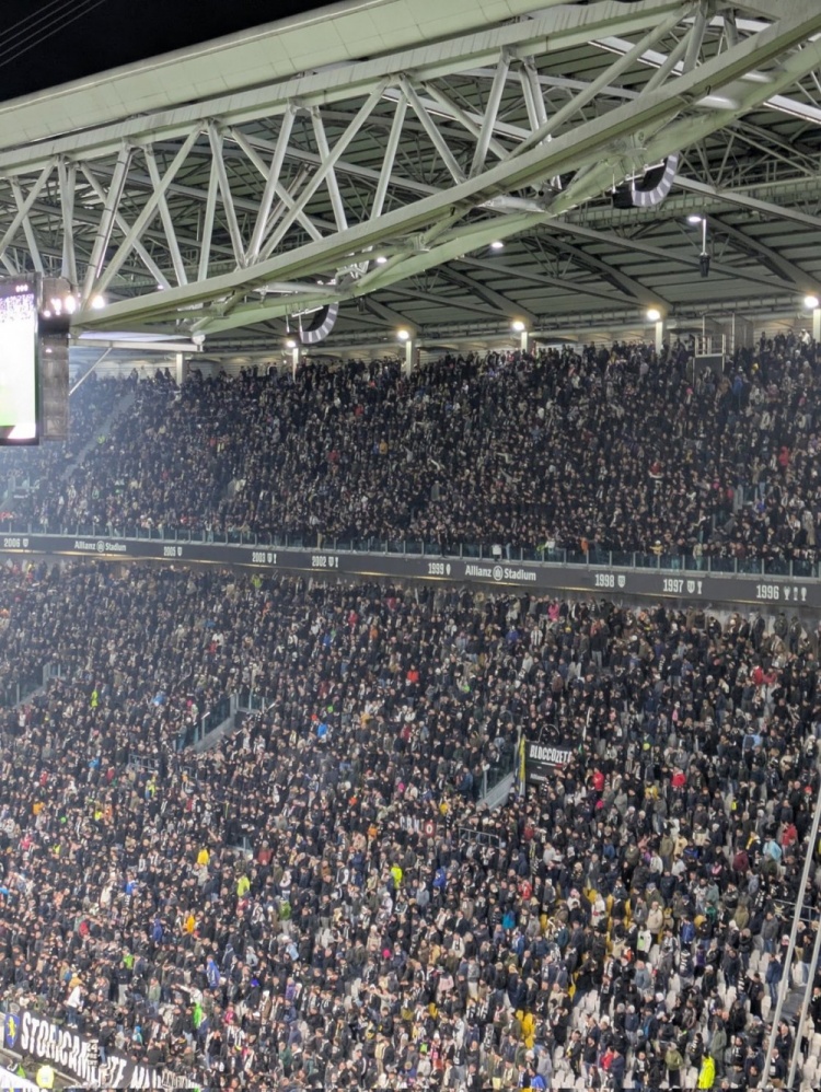  記者：尤文死忠比賽期間高呼“受夠你們了！尊重這件球衣！”