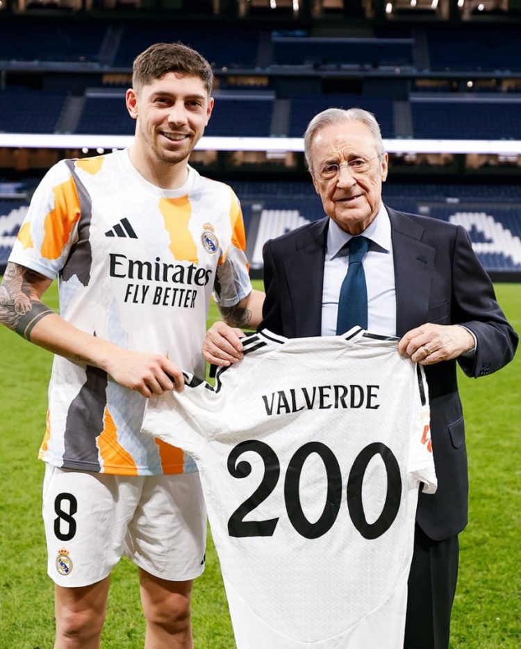  巴爾韋德代表皇馬出戰(zhàn)200場西甲，賽后獲贈紀(jì)念球衣