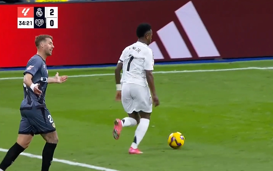  維尼修斯把對手逼成什么樣了？巴列卡諾兩人撞車，一人攤手