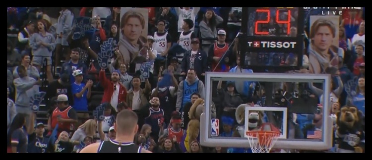  很有創(chuàng)意！快船球迷高舉弒君者詹姆-蘭尼斯特照片干擾國王罰球