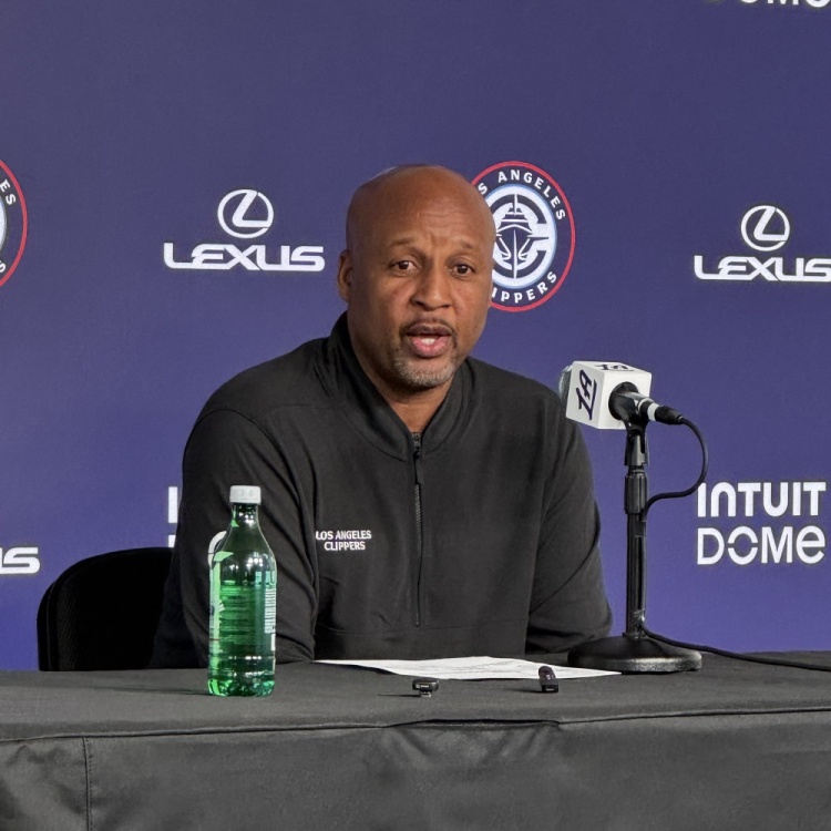  19中7但絕殺！代理主帥：小卡今晚投籃表現(xiàn)不佳 但我仍信任他