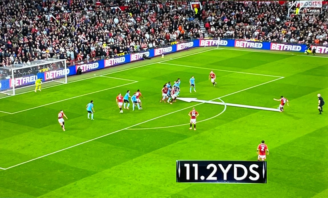  人墻失誤？轉(zhuǎn)播顯示B費(fèi)任意球距槍手人墻11.2碼，規(guī)則僅要求10碼